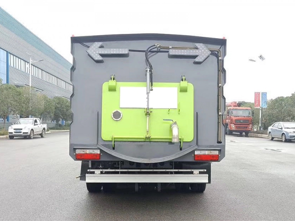 東風(fēng)小多利卡洗掃車(chē)